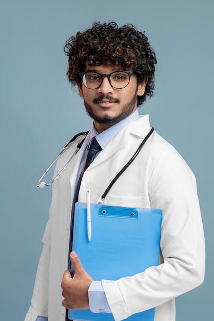 Jeune médecin se prépare pour le travail