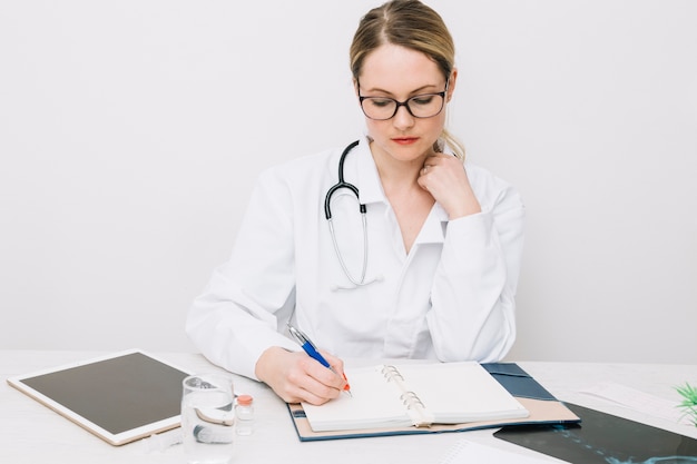 Jeune médecin travaillant au bureau