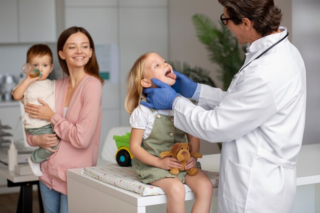 Jeune mère de deux enfants lors d'un rendez-vous chez le médecin