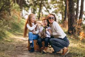 Photo gratuite jeune, mère, fille, fils, forêt