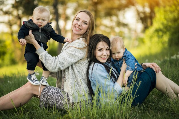 Jeune mère heureuse mère heureuse