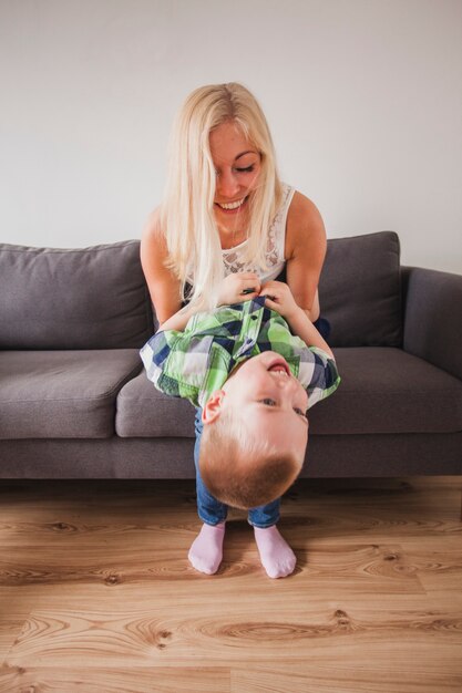 Jeune mère joue avec son fils