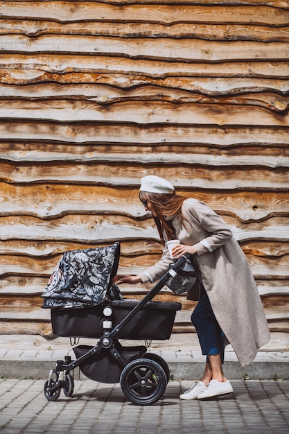 Jeune, mère, marche, voiture bébé, dans parc