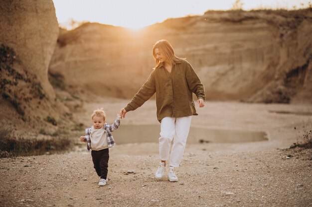 Jeune mère s'amusant avec son petit fils