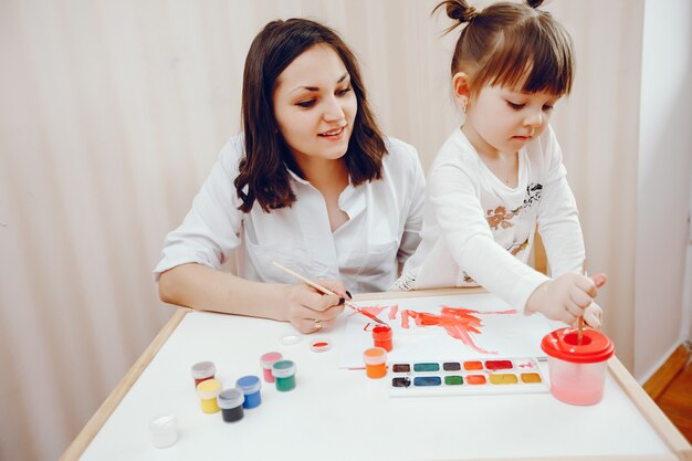 Une jeune mère, avec sa petite fille, peint sur papier