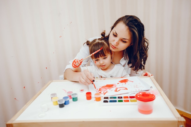 Une jeune mère, avec sa petite fille, peint sur papier