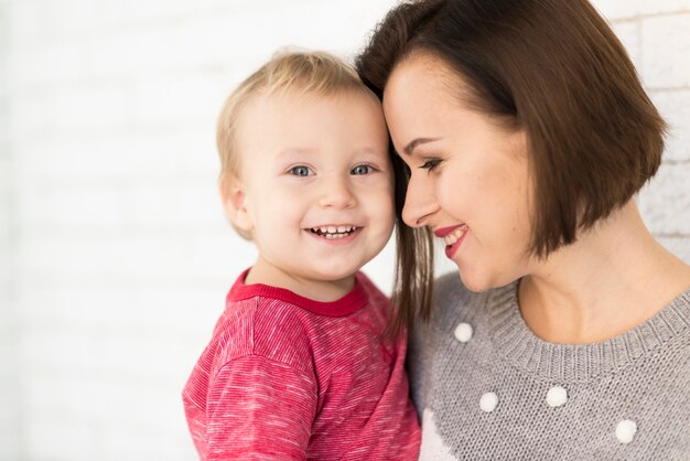 Jeune mère souriant à bébé