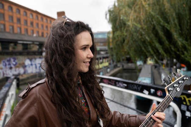 Jeune musicien chantant autour de la ville