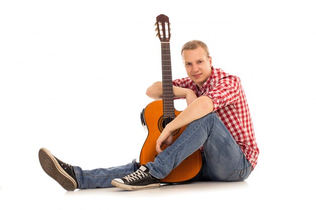 Photo gratuite jeune musicien avec une guitare