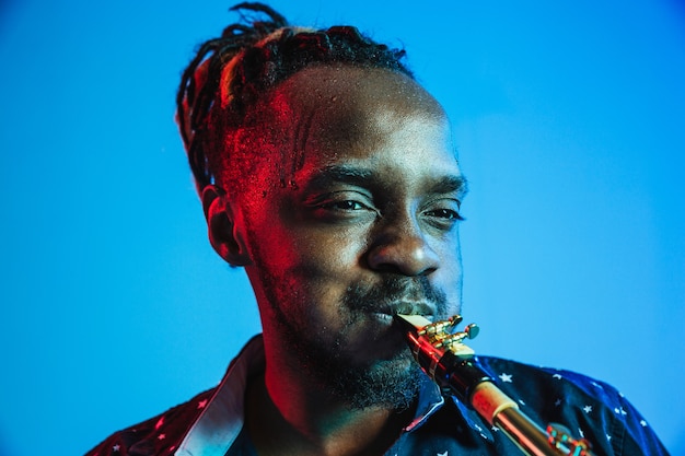 Jeune musicien de jazz afro-américain jouant du saxophone