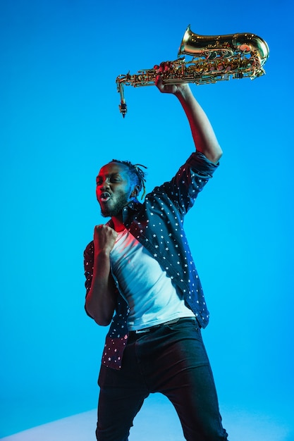 Jeune musicien de jazz afro-américain jouant du saxophone