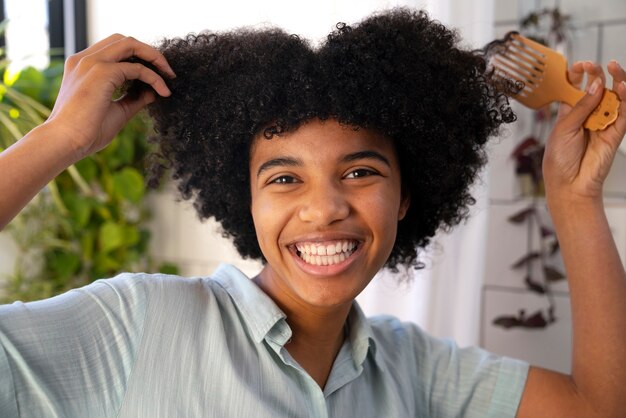 Jeune noir prenant soin des cheveux afro