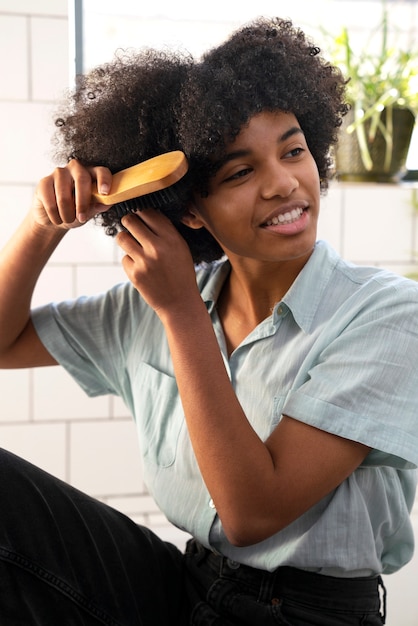 Jeune noir prenant soin des cheveux afro