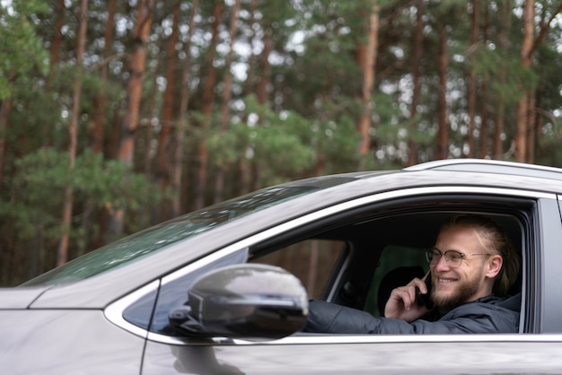 Jeune nomade numérique voyageant en hiver