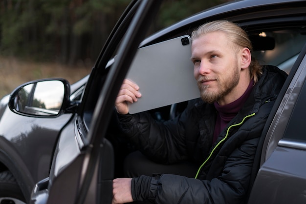 Jeune nomade numérique voyageant en hiver