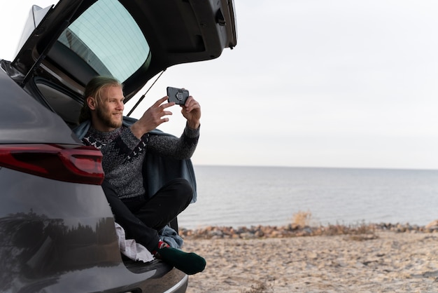 Jeune nomade numérique voyageant en hiver