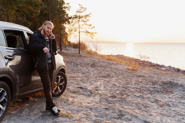 Jeune nomade numérique voyageant en hiver