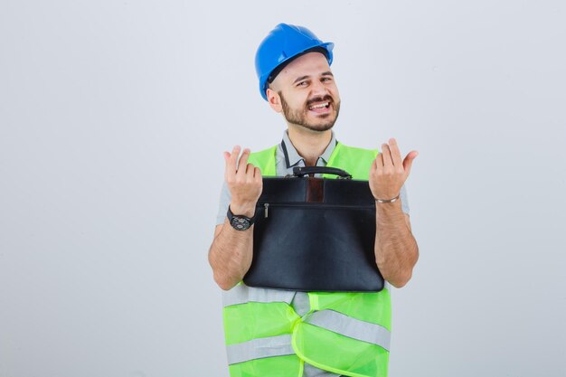 Jeune ouvrier du bâtiment portant un casque de sécurité