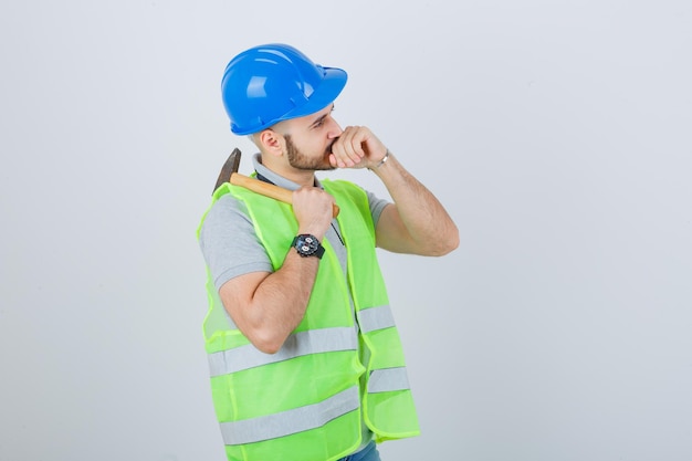 Jeune ouvrier du bâtiment portant un casque de sécurité