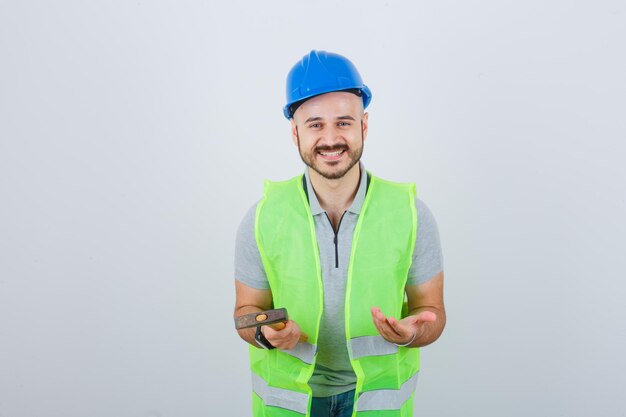 Jeune ouvrier du bâtiment portant un casque de sécurité