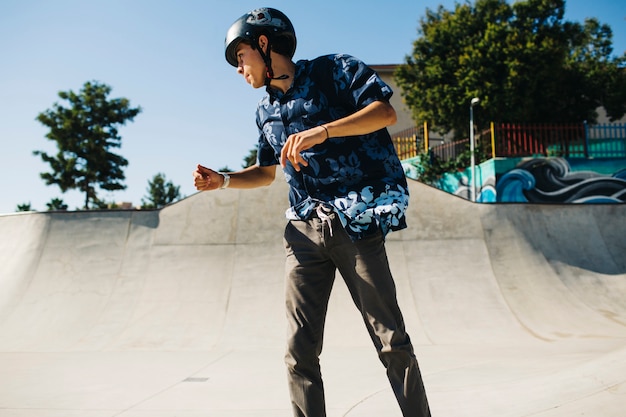 Photo gratuite jeune patineur s'amuse