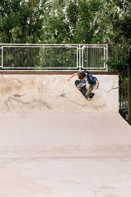 Jeune patineur sportif