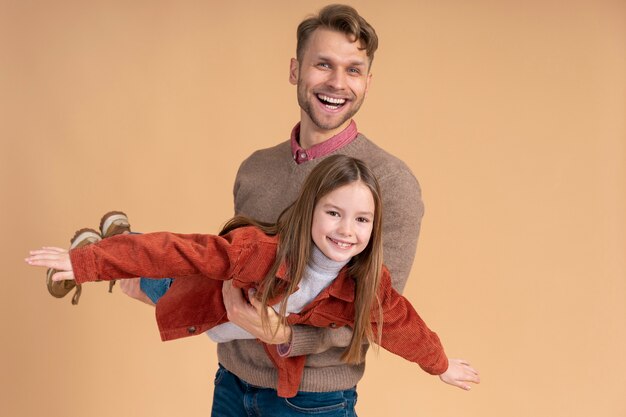 Jeune père et fille jouant ensemble avant de voyager