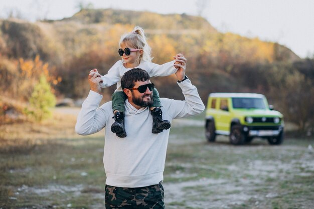 Jeune père à la mode avec sa petite fille assise sur les épaules