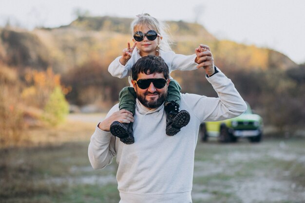 Jeune père à la mode avec sa petite fille assise sur les épaules