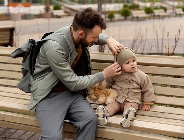 Jeune père passant du temps avec sa fille