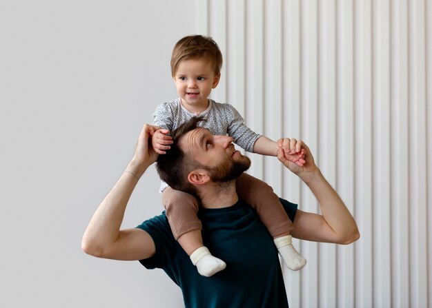 Jeune père passant du temps avec son adorable fille