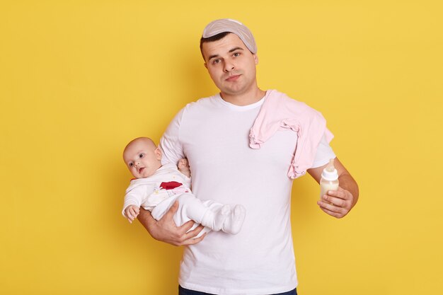 Jeune Pere De Race Blanche Avec Bebe Nouveau Ne Parent De L Homme Portant Enfant En Position Debout Photo Premium