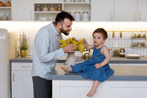 Jeune père avec son bébé à la maison