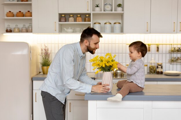 Jeune père avec son enfant