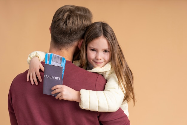 Photo gratuite jeune père tenant sa fille avant de voyager ensemble