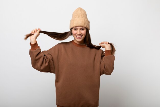 Jeune personne portant une maquette de sweat à capuche