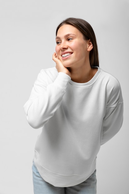 Photo gratuite jeune personne portant une maquette de sweat à capuche