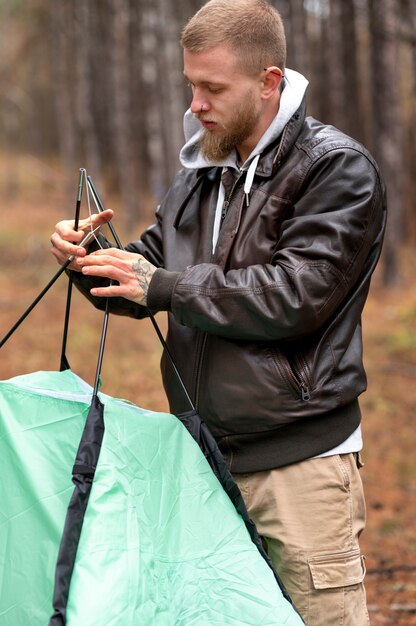 Jeune personne profitant de son camping d'hiver