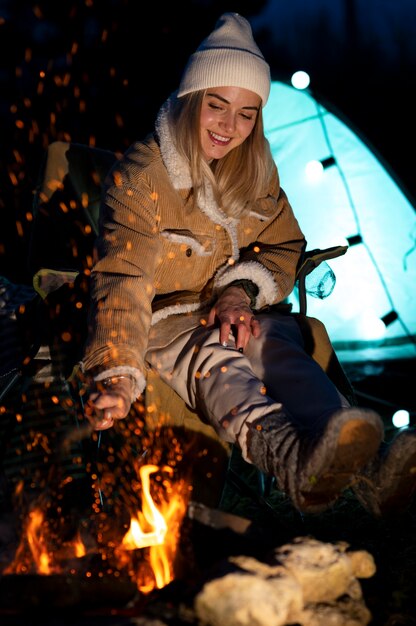 Photo gratuite jeune personne profitant de son camping d'hiver