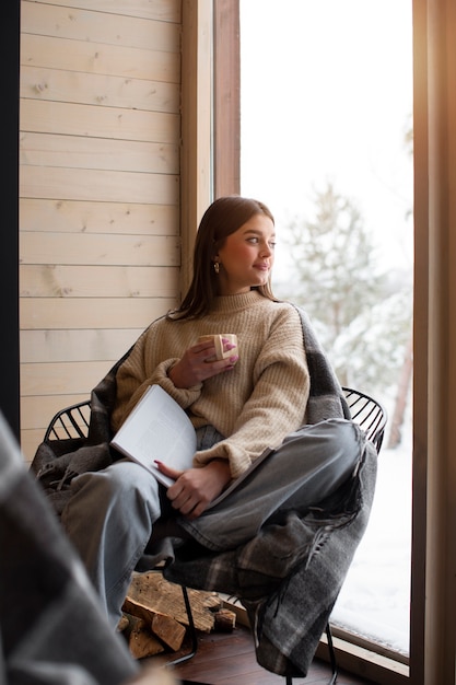 Photo gratuite jeune personne relaxante avec du café chaud