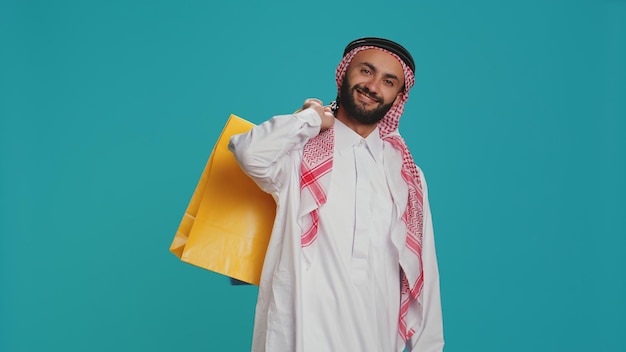 Photo gratuite jeune personne tenant des sacs à provisions