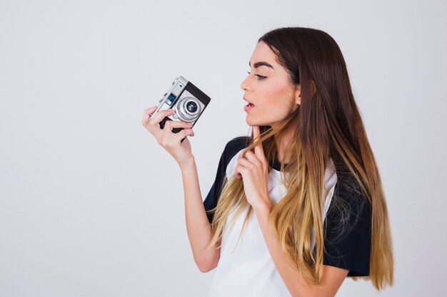 Jeune photographe ayant une idée