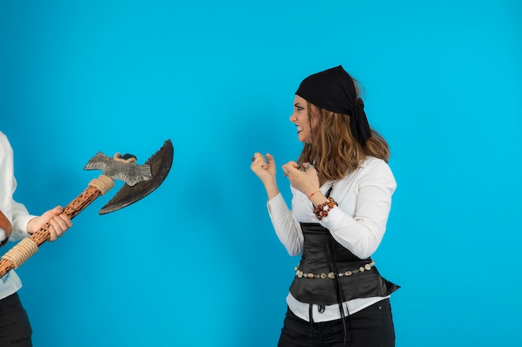 Photo gratuit jeune pirate contre un homme avec une hache. photo de haute qualité