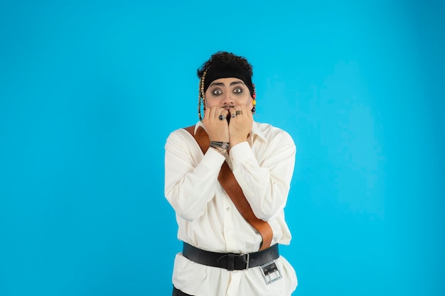 Un jeune pirate effrayé a mis ses mains sur sa bouche et s'est mordu les ongles. Photo de haute qualité