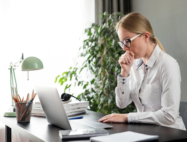 Jeune prof faisant ses cours en ligne et toussant