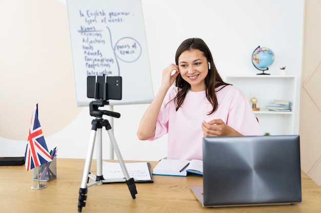 Jeune professeur d'anglais faisant son cours en ligne