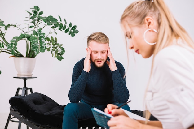 Une jeune psychologue écrit ses réflexions sur une patiente dépressive