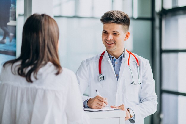 Jeune psysicien avec patient à l'hôpital