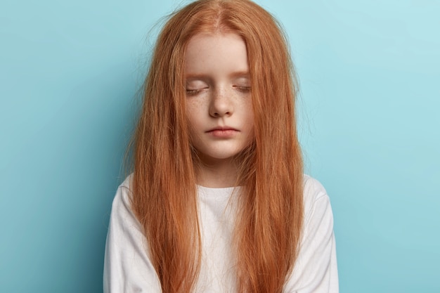 Photo gratuite jeune rousse aux cheveux raides