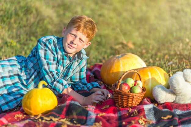 Jeune rousse se reposant sur une couverture de pique-nique